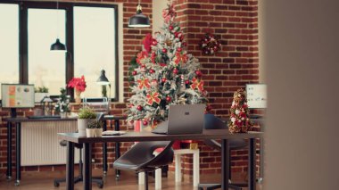 Şirket işindeki mevsimsel kış şenlikleri için Noel ağacı ve dekor kullanan boş bir şirket ofisi. Noel mevsimini kutlamak için xmas süsleri ve ışıklarla dolu bir yer, şenlikli süsler..