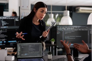 html kodu yazmak ve yazılım şirketinin ofisinde algoritma programı geliştirmek için bilgisayar kullanan çeşitli uygulama geliştiricileri. html betiği ve uçbirim penceresi ile kullanıcı arayüzü üzerinde çalışan programcı.