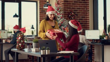 Noel şenliği sırasında hediyeler veren, kış tatilini yeni açılan ofiste kutlayan çok ırklı bir grup insan. İş arkadaşları birbirlerine xmas hediyelerini, mevsimlik şenlik dekorasyonlarını veriyorlar..
