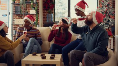 Çeşitli insanlar kadehlerini alkolle tokuşturarak kadeh kaldırıyor. Noel 'i ofis partisinde kutluyorlar. Noel arifesini kutlamak için şenlikli meslektaşlar şarap kadehleriyle kadeh kaldırıyor..
