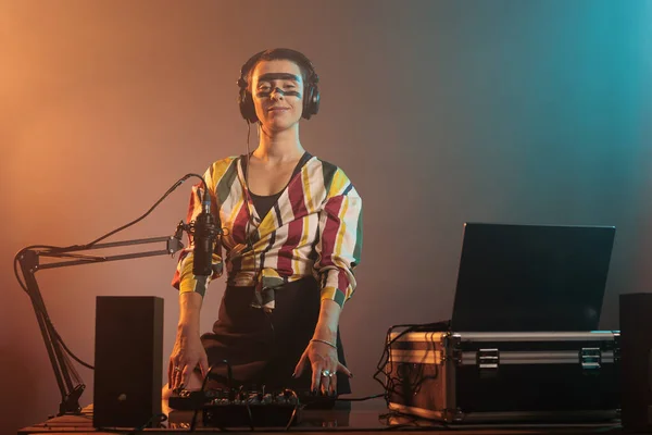Happy Female Performer Working Točny Mixing Techno Music Bass Audio — Stock fotografie