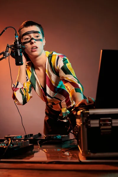 Femme Artiste Produisant Musique Techno Mixer Ayant Maquillage Fou Jouer — Photo