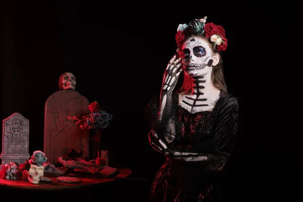 Joven Adulto Actuando Glamoroso Como Diosa Los Muertos Estudio Vistiendo — Foto de Stock