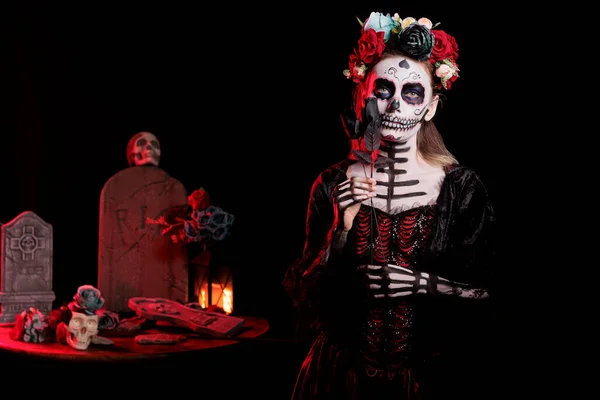女人穿着神圣的卡特里娜骷髅来庆祝音乐工作室的传统 在墨西哥的万圣节期间表现得很恐怖 让人毛骨悚然的黑白妆容和玫瑰一起摆姿势 — 图库照片