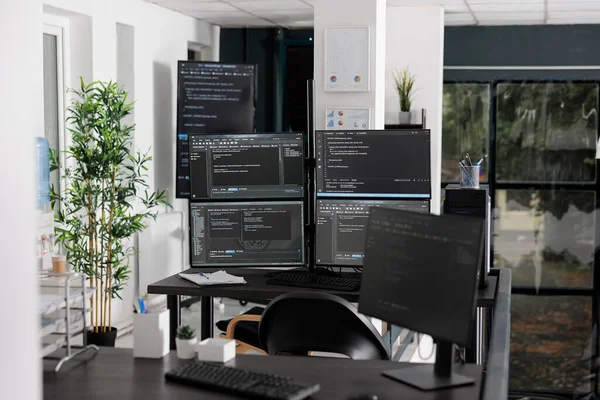 Ofiste Ayrıştırma Html Kodunu Gösteren Bilgisayar Ekranları Arka Planda Veri — Stok fotoğraf