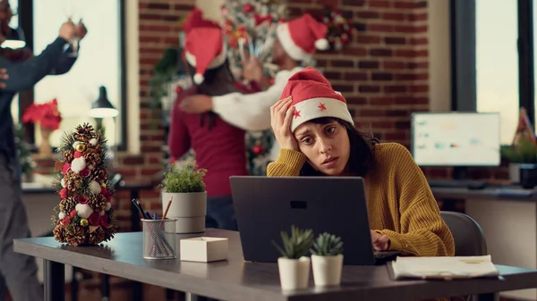 Las Personas Festivas Molestan Mujer Estresada Durante Navidad Sintiéndose Frustrados —  Fotos de Stock
