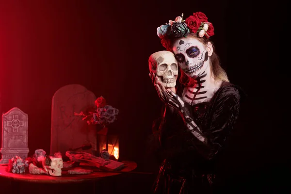 Griezelige Dame Model Poseren Met Schedel Studio Acteren Horror Mexicaanse — Stockfoto