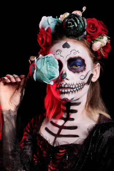 Estudio Mujer Joven Con Cráneo Maquillaje Buscando Glamour Con Flores — Foto de Stock