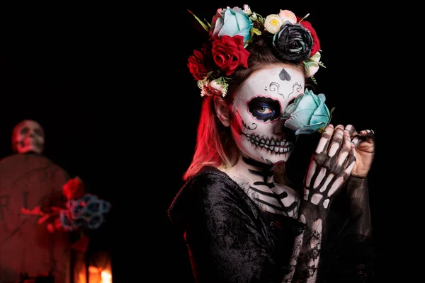 День Мертвой Модели Черепа Боди Артом Отмечающим Мексиканскую Праздничную Традицию — стоковое фото
