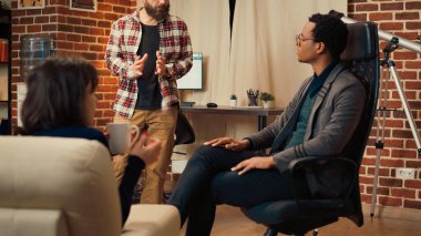 Afrika kökenli Amerikalı bir uzman evlilik sorunları olan kadın ve erkekleri dinliyor terapi seansları yapıyor ve çiftlere yardım tavsiyeleri veriyor. İlişki psikanalizi yapıyorum..