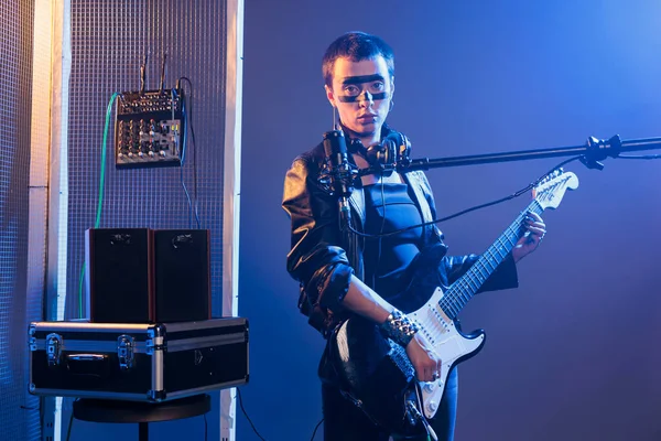 Gitar Rock Şarkıları Çalan Şık Bir Müzisyen Stüdyoda Enstrümanla Heavy — Stok fotoğraf