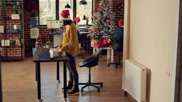 Neşeli Kadın Şenlikli Ofiste Işten Çıkarılmayı Kutluyor Noel Tatilinde Kovuluyor — Stok fotoğraf