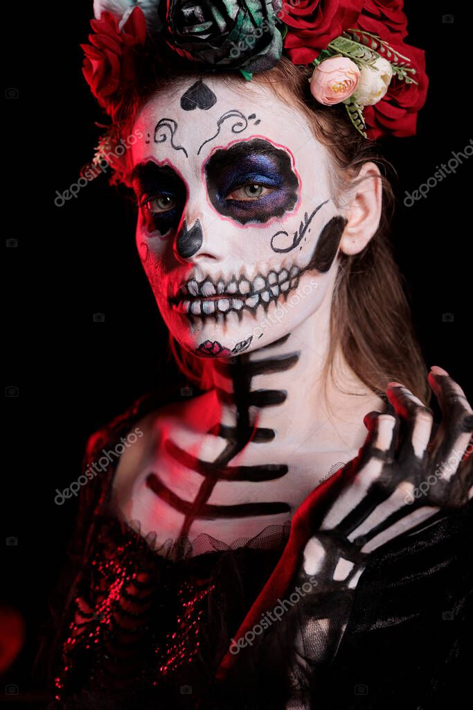 Modelo Femenino Con Cráneo Catrina Arte Corporal Corona Flores