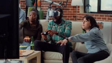 Sanal gerçeklik kulaklığıyla bilgisayar oyunu kaybeden çok ırklı bir grup televizyon konsolunda online yarışma yapıyor. Oyun oynamak ve kaybetmek için 3D VR gözlük kullanmak, hayal kırıklığı..