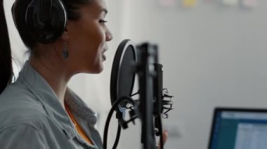 Gülümseyen nüfuzlu kişi halka seslenirken internet talk show 'u yayınlıyor. Popüler sosyal medya içerik yaratıcısı podcast yayınlanırken mikrofonla halka konuşuyor.