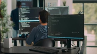 Veritabanı programcısı Html betiğiyle uçbirim penceresine kaynak kod yazarak yazılım geliştirme arayüzü üzerinde çalışıyor. Veritabanı sunucusunda programlama dili kullanan kodlayıcı.