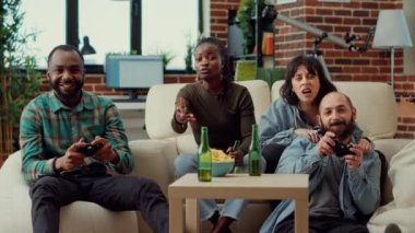 Neşeli insanlar video oyunlarıyla eğleniyorlar, TV konsolu ve oyun yarışmasını televizyonda kullanıyorlar. Arkadaşlarla takılma yarışması, evde alkol içme. Üçayak atışı.