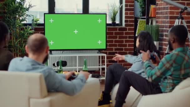 一组人使用绿屏模板玩电子游戏 在孤立的彩色键背景上玩有趣的游戏 在空白的模拟版权空间上玩在线竞赛的挑战 — 图库视频影像