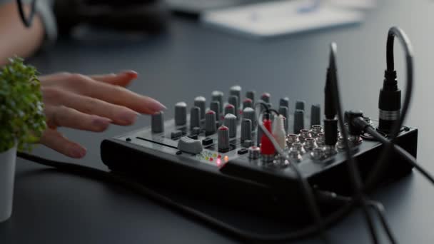 Influencer Retocando Botones Botones Del Mezclador Audio Internet Talk Show — Vídeo de stock