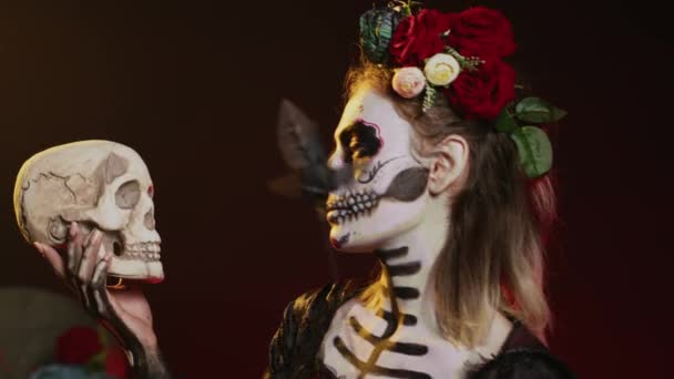 장미를 무서운 화장을 해골을 소름끼치는 연기를 멕시코 축제에 예술을 곁들인 — 비디오