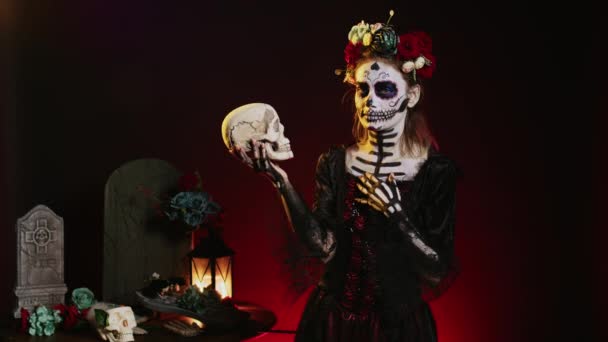 Modelo Terror Espeluznante Posando Con Cráneo Estudio Actuando Espeluznante Halloween — Vídeos de Stock