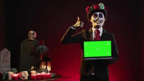 Meksykańska Kobieta Śmierci Pokazuje Zielony Ekran Laptopie Uśmiechając Się Dios — Wideo stockowe