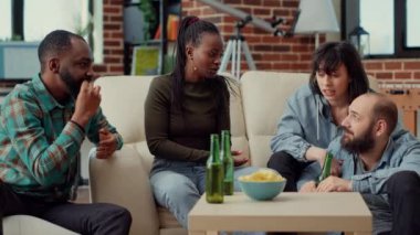 Çeşitli insanlar birlikte gülüyor, bira içiyor, sosyal toplantılarda eğleniyor ve kaynaşıyorlar. Neşeli arkadaşlar soğuk sohbetin ve anılardan konuşmanın keyfini çıkarıyorlar. El kamerasıyla..