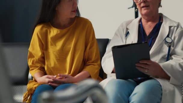 Asijský Pacient Dělá Vyšetření Starším Zdravotníkem Dostává Léčebné Pojištění Pro — Stock video