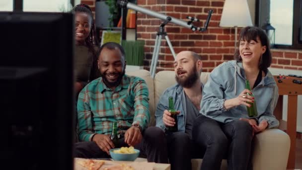 Vrolijke Mensen Die Flessen Bier Drinken Films Kijken Televisie Plezier — Stockvideo