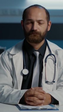 Dikey video: Online video görüşmesi sırasında uzaktan doktorla konuşup hasta hastalıkları uzmanlık alanı planlama tedavisi tartışmaları. Hastane personeli saatlerce çalışıyor.