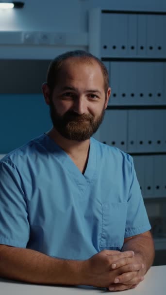 Κάθετη Βίντεο Νοσηλευτής Ιατρός Κάθεται Στο Γραφείο Εργάζεται Πάνω Από — Αρχείο Βίντεο
