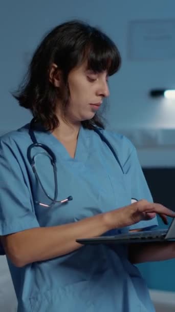 Vídeo Vertical Enfermeira Praticante Segurando Computador Portátil Analisando Relatório Doença — Vídeo de Stock