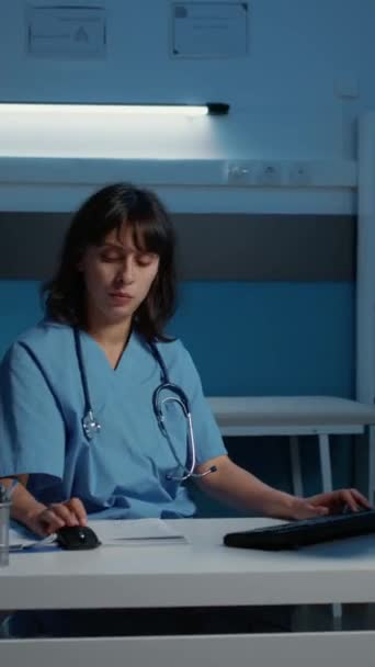 Dikey Video Doktor Asistanı Gece Geç Saatlerde Hastane Ofisinde Ayakta — Stok video