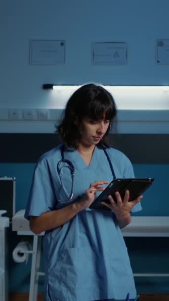Pionowe Wideo Portret Asystenta Medycznego Sprawdzającego Wiedzę Chorobie Laptopie Pracującym — Wideo stockowe