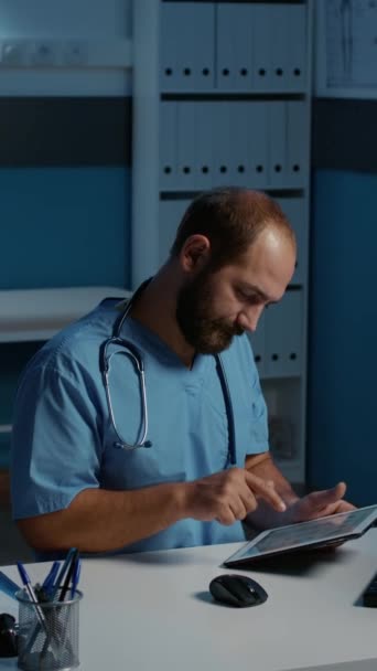 Dikey Video Hekim Hemşire Elinde Tablet Bilgisayarla Hastane Ofisinde Saatlerce — Stok video