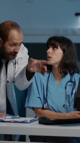 Vídeo Vertical Practicante Enfermera Revisando Informe Médico Computadora Analizando Experiencia — Vídeos de Stock
