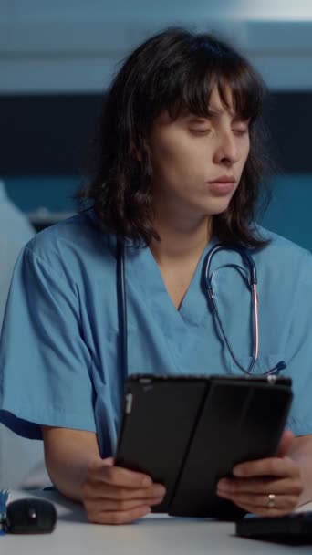 Vidéo Verticale Infirmière Médicale Uniforme Bleu Tenant Une Tablette Informatique — Video