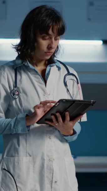 Vertikální Video Lékař Který Drží Ruce Tablet Kontroluje Hlášení Pacientů — Stock video