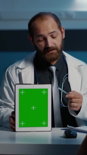 Pionowe Wideo Medyk Trzymający Urządzenie Cyfrowe Wskazujące Zielony Ekran Chroma — Wideo stockowe