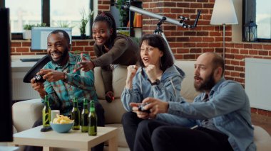 Çok ırklı bir grup insan bilgisayar oyunlarıyla eğleniyor, televizyon konsolunda online yarışma oynuyorlar. Toplantının ve eğlencenin arkadaşlarıyla oyun oynamak eğlenceli..