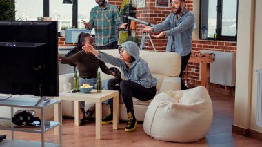 Çeşitli insanlar online yarışmayı kaybettikleri için üzgün hissediyorlar, ev partisinde TV konsolunda video oyunları oynuyorlar. Arkadaşlar kaybettikleri oyun yüzünden hayal kırıklığına uğruyor, maçı kaybediyorlar..