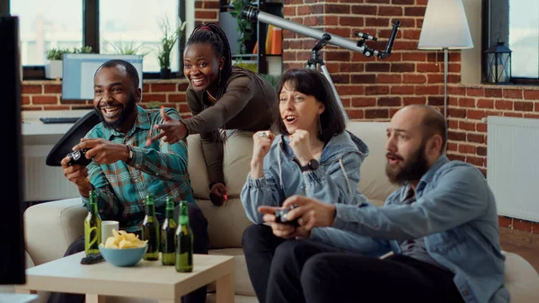 Багатоетнічна Група Людей Розважається Відеоіграми Граючи Онлайн Конкурси Телевізійній Консолі — стокове фото