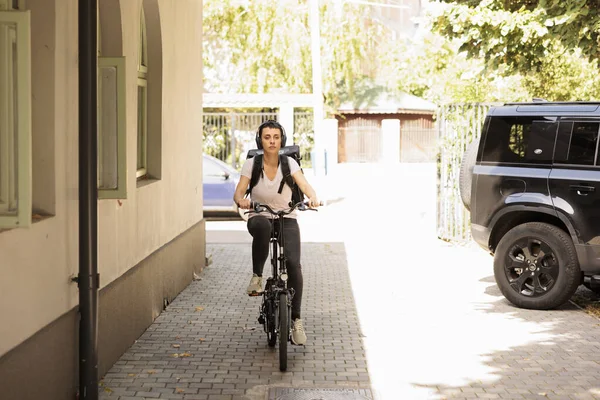 Açık Havada Bisikletle Öğle Yemeği Getiren Genç Kadın Kurye Güneşli — Stok fotoğraf