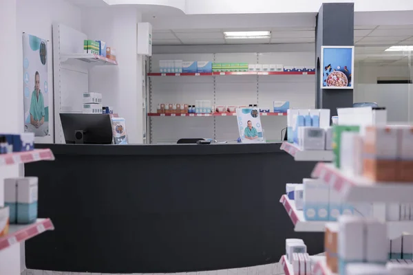 Пустые Аптечные Полки Заполненные Фармацевтическими Продуктами Готовыми Открытию Аптечный Стол — стоковое фото