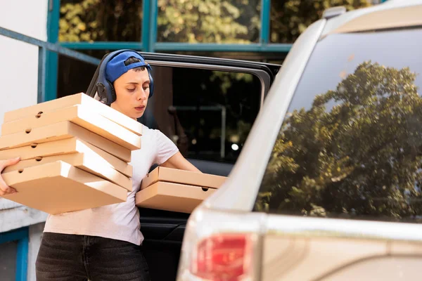 Ofise Arabayla Pizza Taşıyan Kurye Kutuları Taşıyan Genç Bir Kadın — Stok fotoğraf