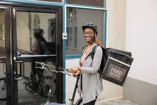 Bisikletli Gülümseyen Kurye Kameraya Bakıyor Dışarıda Ofis Girişinde Müşteri Bekliyor — Stok fotoğraf