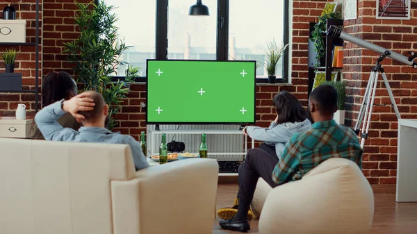 Çeşitli Insanlar Yeşil Ekran Şablonunda Televizyon Kanallarını Değiştiriyor Televizyon Programını — Stok fotoğraf