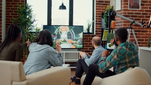 Skupina Přátel Kteří Hrají Videohry Vyhrávají Baví Poflakováním Popíjením Piva — Stock fotografie