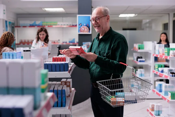 Старший Клиент Рассматривает Пакет Лекарств Время Покупки Лекарств Аптеке Старый — стоковое фото