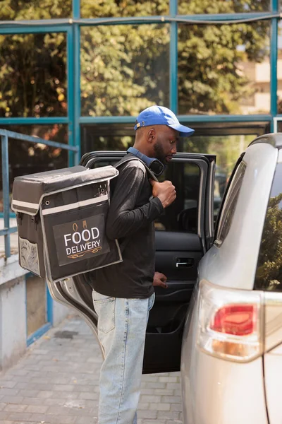 Африканський Кур Американець Доставляє Службове Замовлення Їжу Автомобілем Служба Доставки — стокове фото